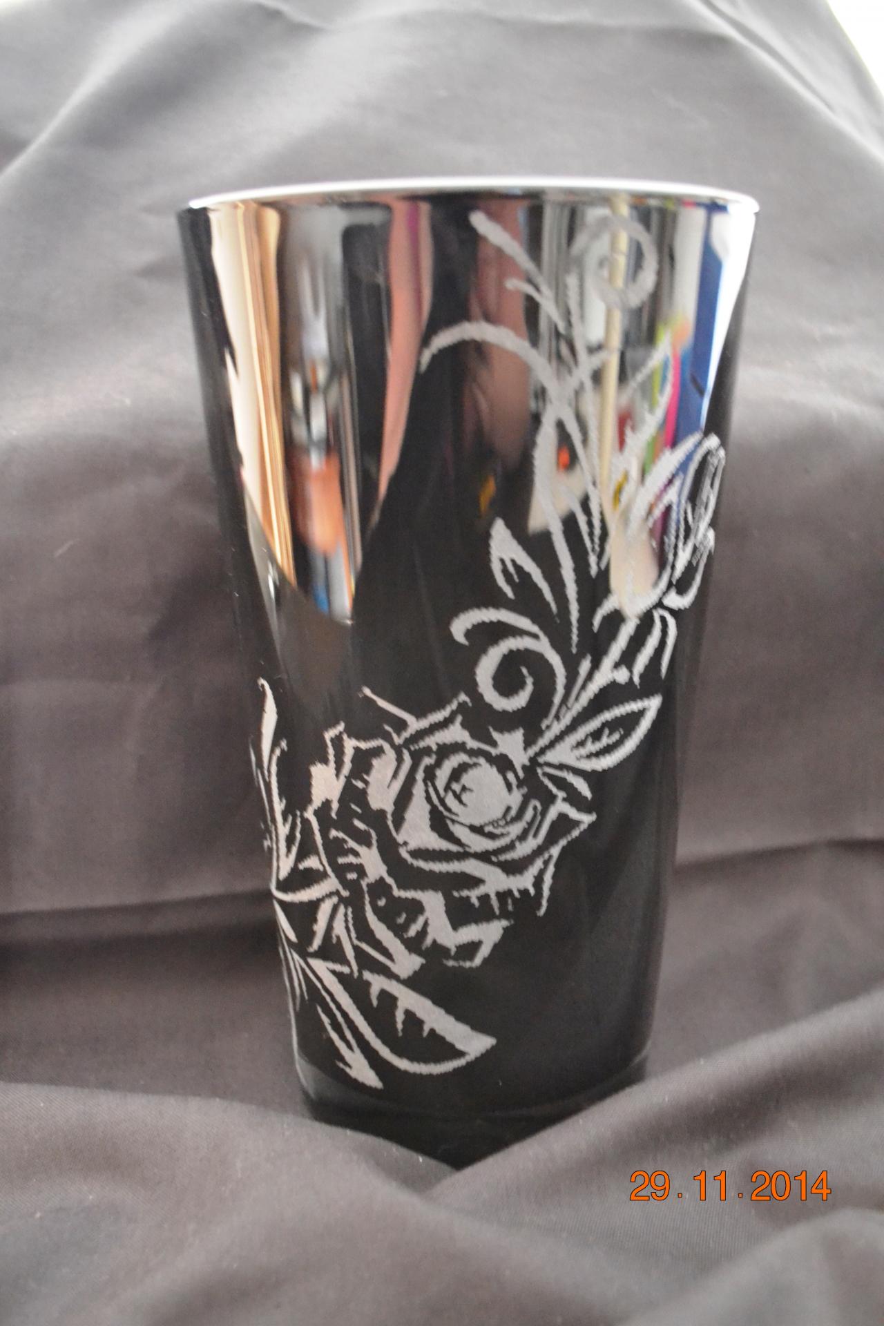 gravure vase rose